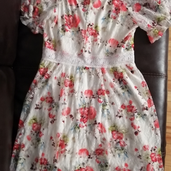 White floral off the shoulder dress - Picture 4 of 4